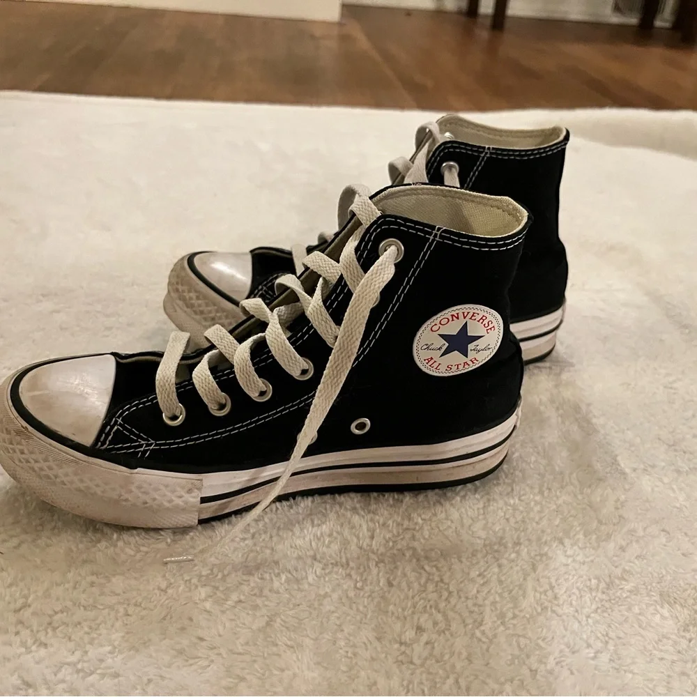 Girls size 2.5 Converse Black High-Top Sneakers